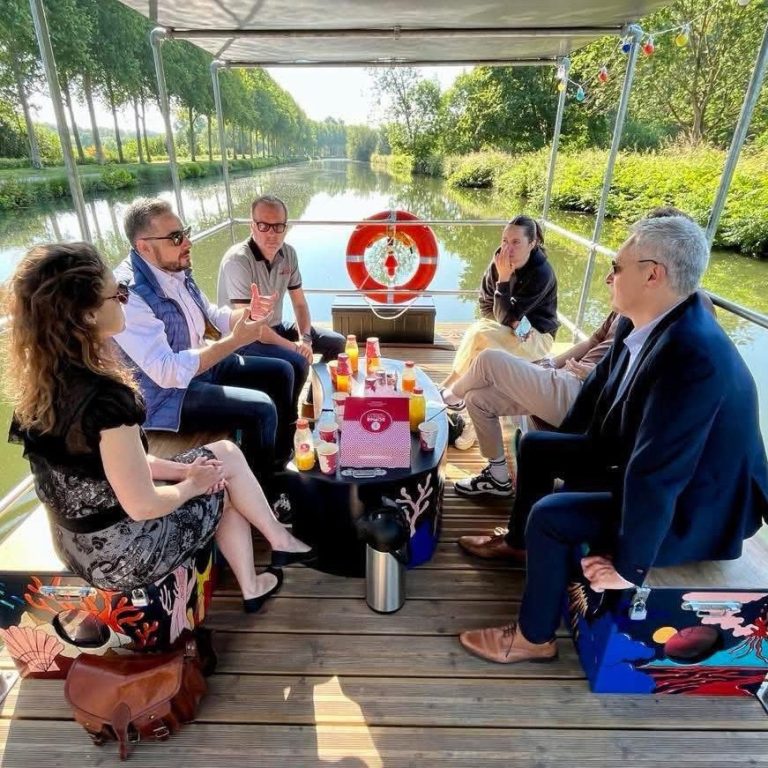 Balade en bateau-terrasse sur la Somme à Amiens Petit-déjeuner sur les bords de Somme